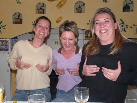 LES DROLES DE DAMES PLUS TRES SAGES...